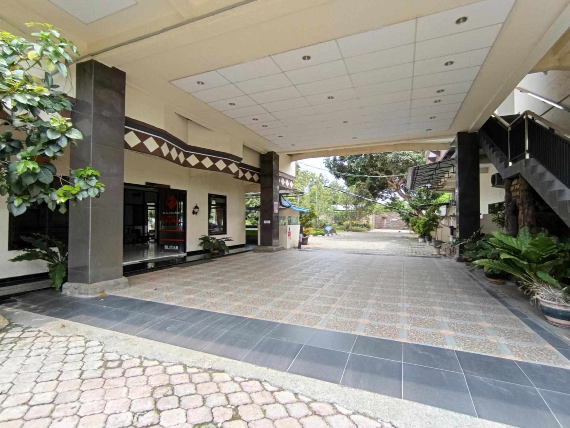 Gita Puri Redpartner Blitar Hotell Eksteriør bilde
